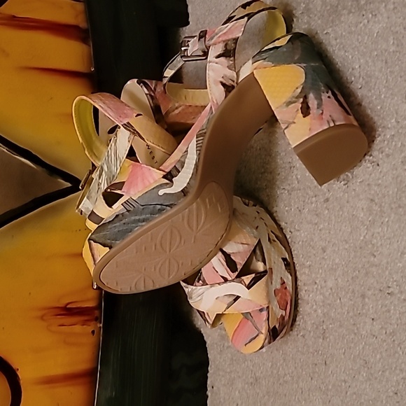 Shoes - Picture 4 of 4